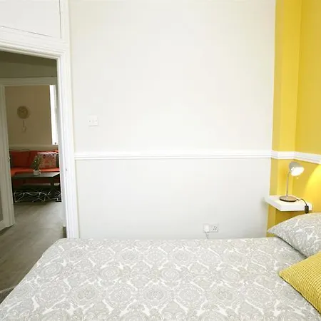 Short Let Direct - Amiens Street D1 Apartment *