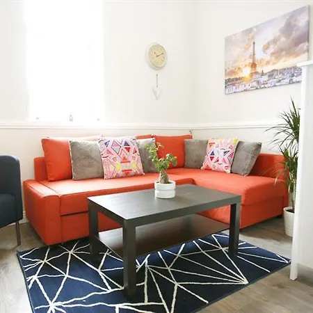 Short Let Direct - Amiens Street D1 Apartment *
